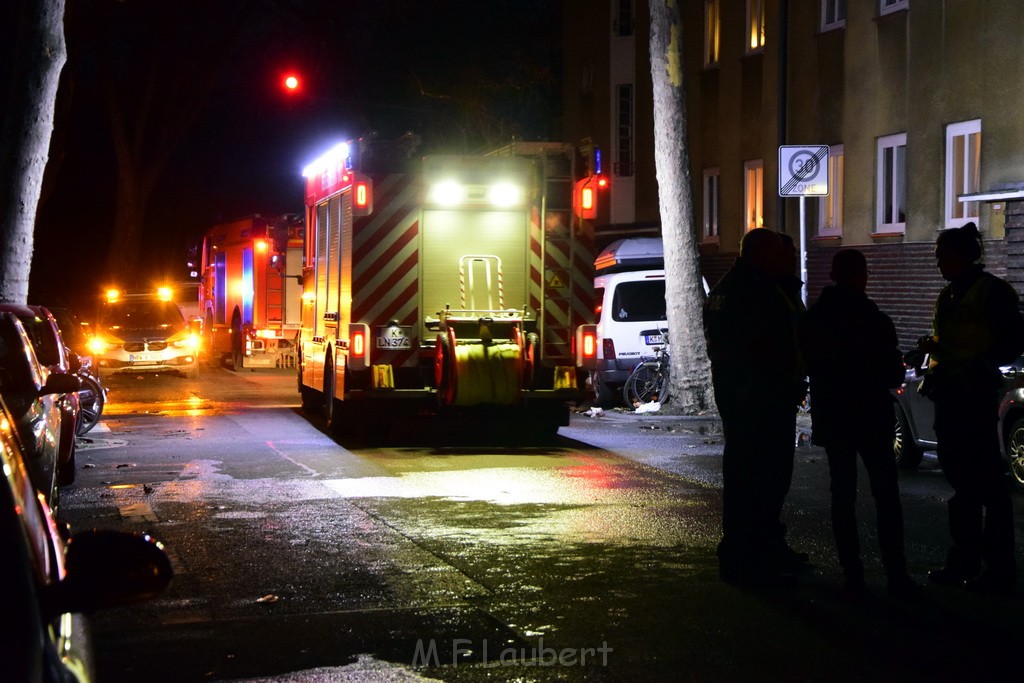 Feuer 2 Y durch Weihnachtsbaum  Koeln Ehrenfeld Alpenerstr P70.JPG - Miklos Laubert